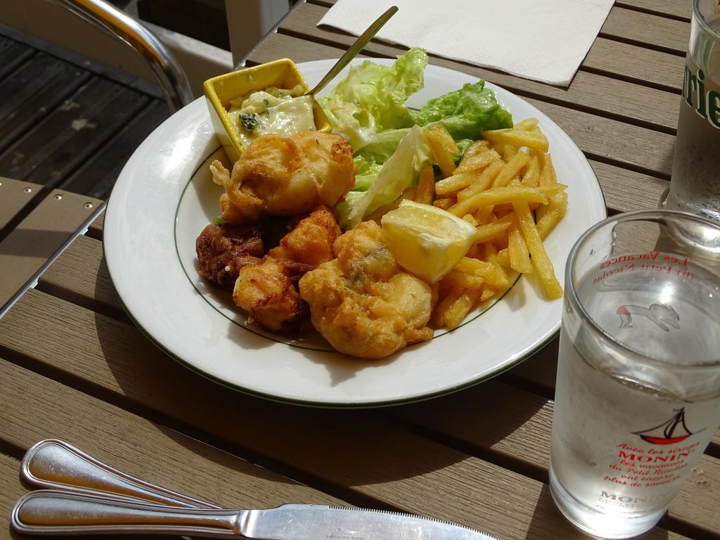 Hotel Restaurant Du Commerce Ла-Гуэньер Экстерьер фото